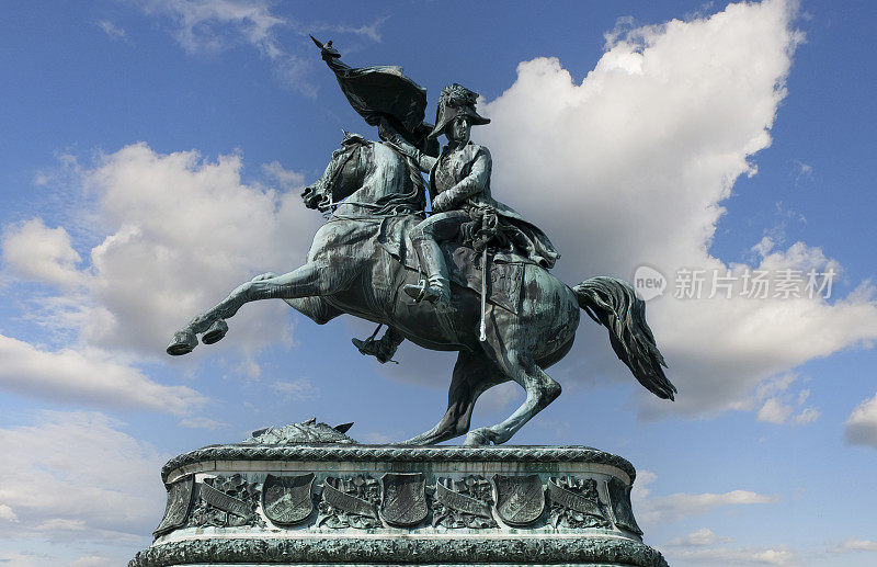 卡尔大公骑马雕像，维也纳海登广场。(埃尔热佐格-卡尔雕塑(1771 - 1847)，位于维也纳的赫尔登广场。)